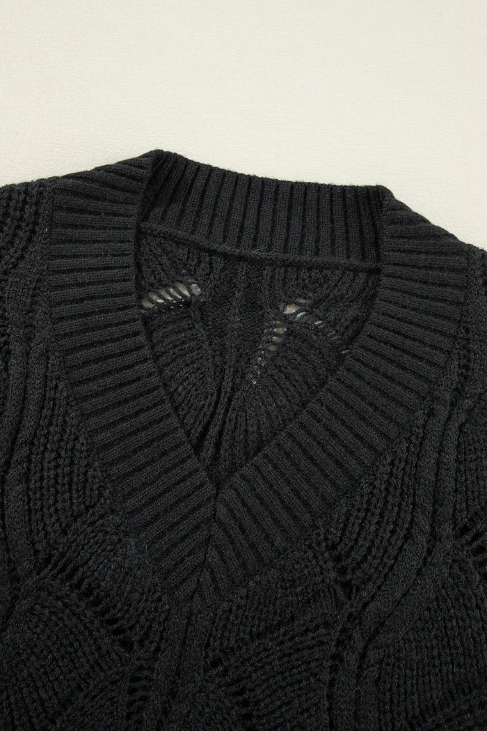 Pull noir en tricot ajouré à col en V *