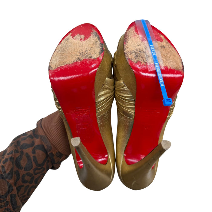 Shoes Luxury Designer By Christian Louboutin In Gold, Size: 10.5