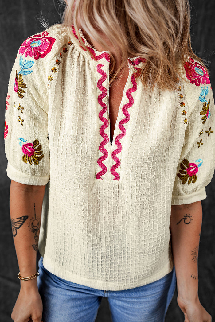 Blouse texturée à manches bouffantes Ricrac brodée de fleurs beige-A WOMAN WE LOVE