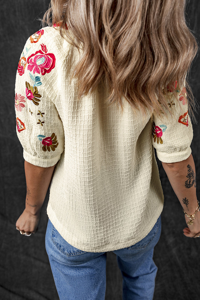 Blouse texturée à manches bouffantes Ricrac brodée de fleurs beige-A WOMAN WE LOVE