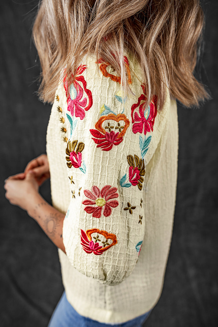 Blouse texturée à manches bouffantes Ricrac brodée de fleurs beige-A WOMAN WE LOVE