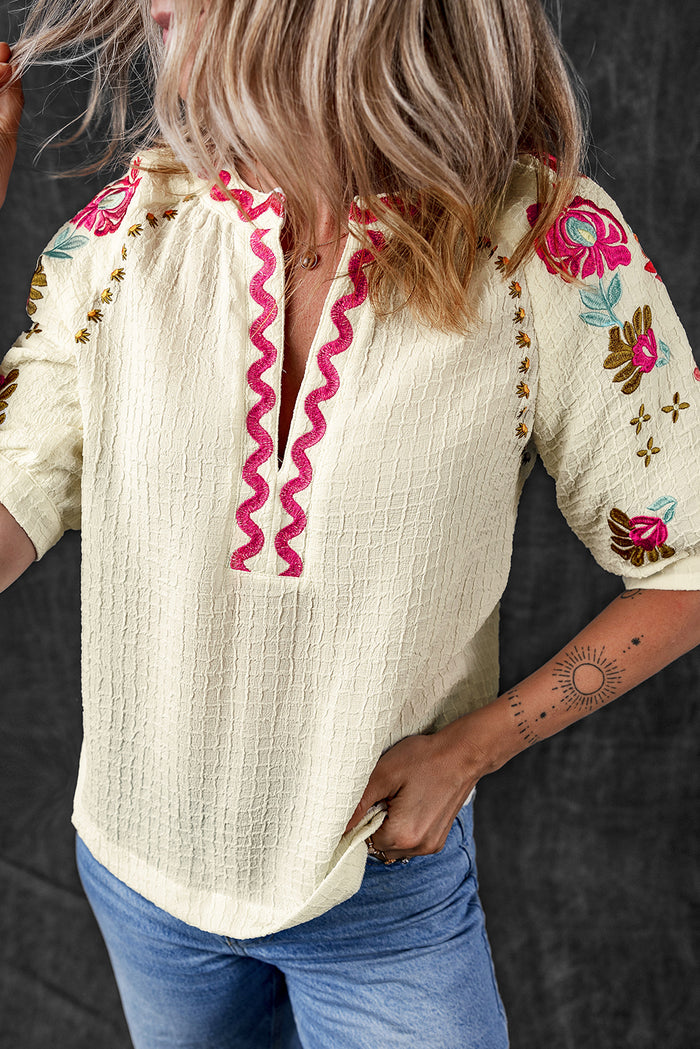 Blouse texturée à manches bouffantes Ricrac brodée de fleurs beige-A WOMAN WE LOVE