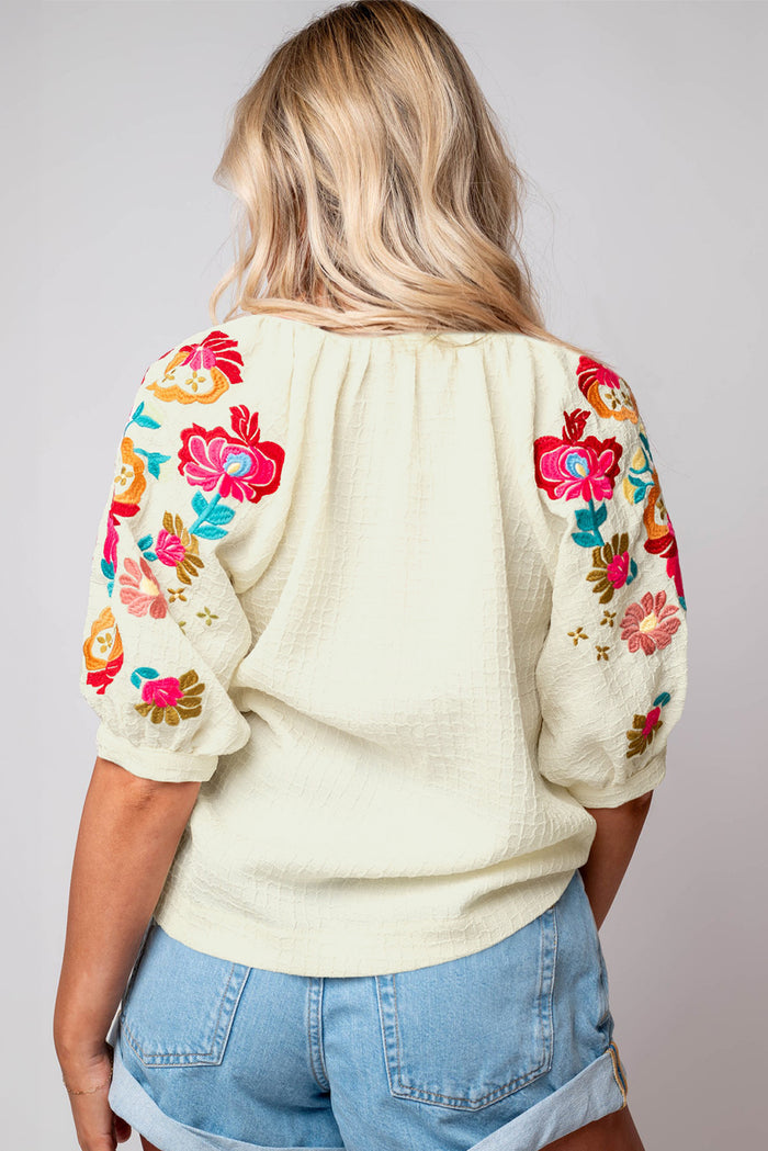 Blouse texturée à manches bouffantes Ricrac brodée de fleurs beige-A WOMAN WE LOVE
