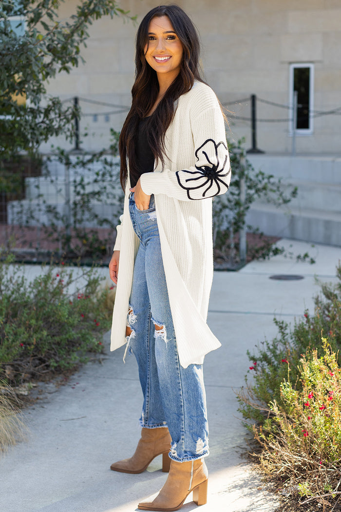 Cardigan beige à fleurs brodées à épaules tombantes ouvert sur le devant-A WOMAN WE LOVE