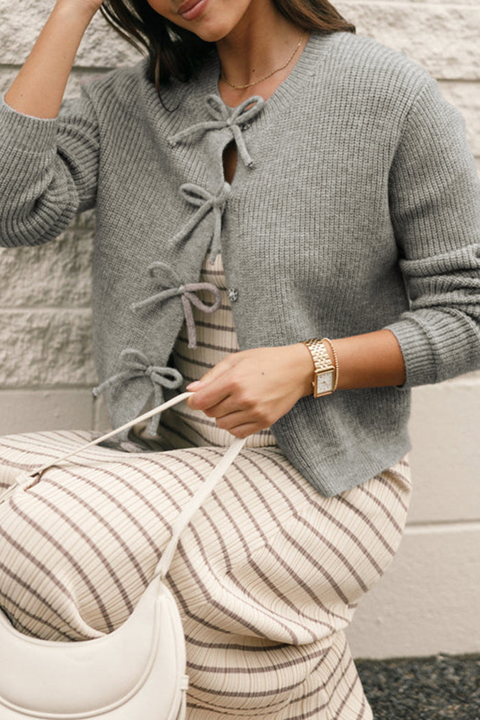 Cardigan boutonné en tricot côtelé gris philippin avec nœud sur le devant-A WOMAN WE LOVE