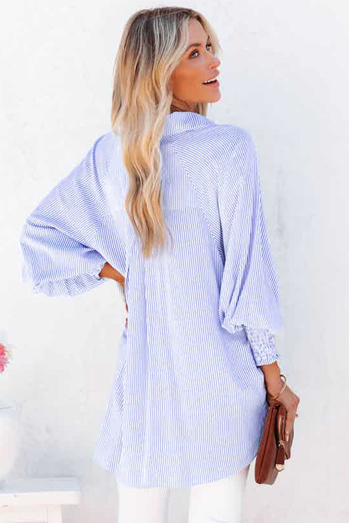 Chemise boyfriend rayée à revers smockés bleu ciel avec poche-A WOMAN WE LOVE