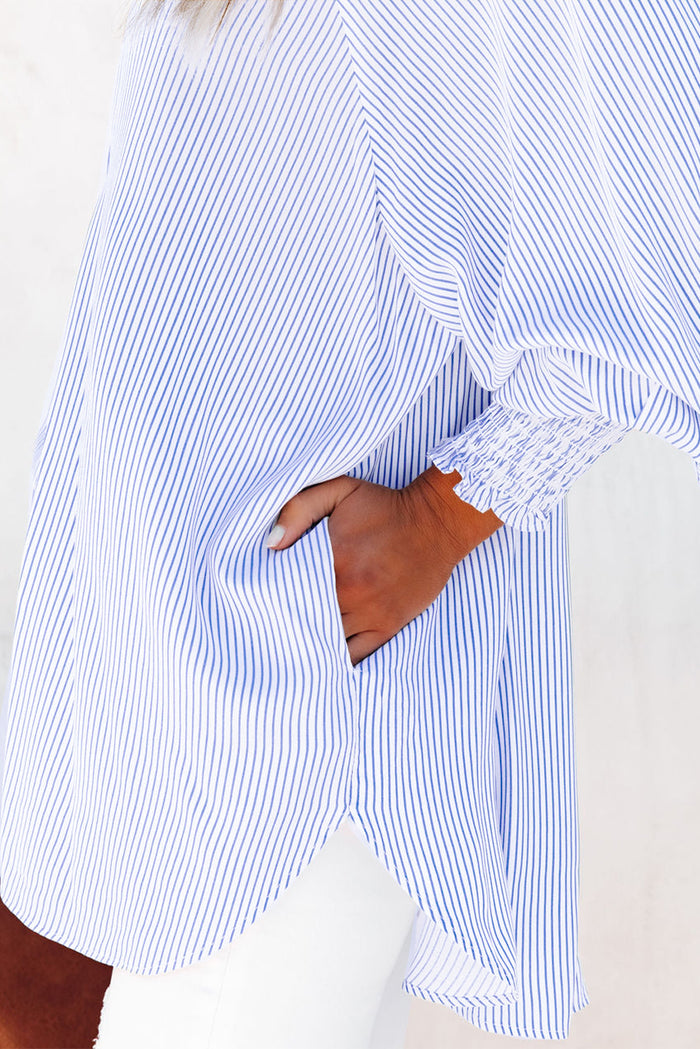 Chemise boyfriend rayée à revers smockés bleu ciel avec poche-A WOMAN WE LOVE