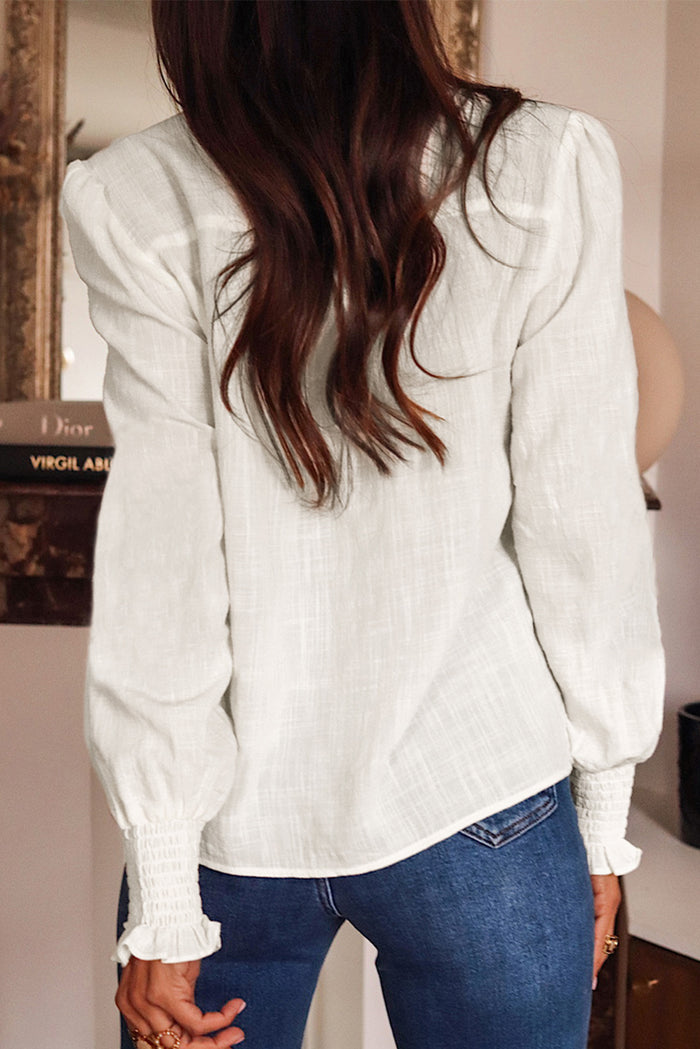 Chemise élégante blanche à manches froncées et broderies florales-A WOMAN WE LOVE