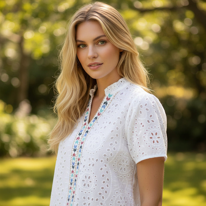 Chemisier blanc ajouré à broderie géométrique *