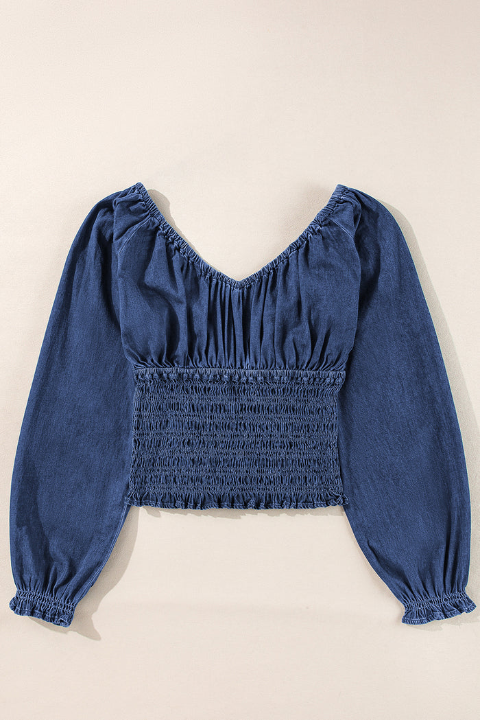 Chemisier en jean bleu foncé smocké à volants et manches bouffantes à col en V-A WOMAN WE LOVE
