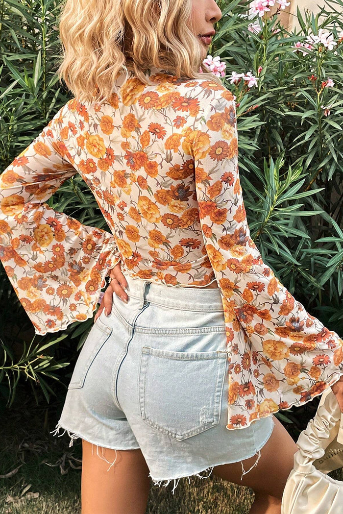 Chemisier orange à imprimé floral et manches cloche, col montant, bordure festonnée-A WOMAN WE LOVE