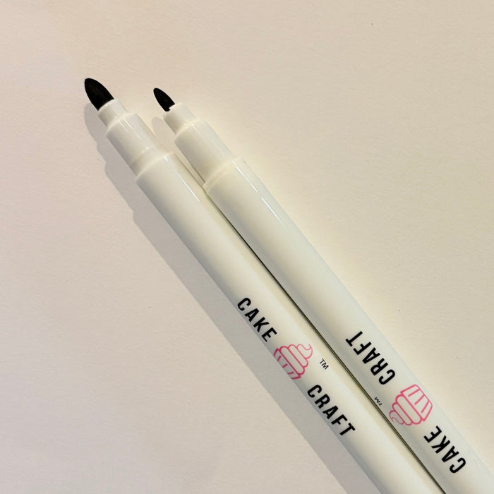 Dual Tip Edible Marker in Black, brand Cake Craft. Marker includes a fine tip and thick tip for decorating cookies, cakes and desserts of all sizes.