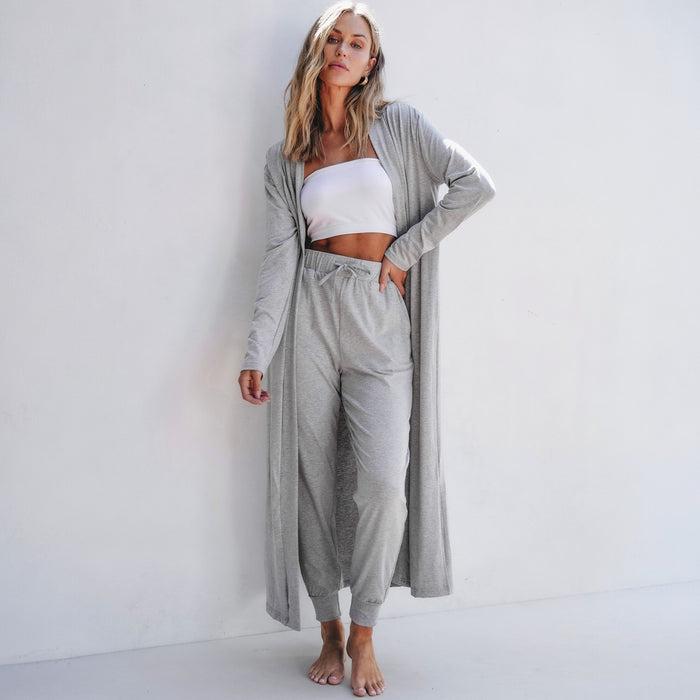 Ensemble de salon avec cardigan long fendu et pantalon slim gris clair