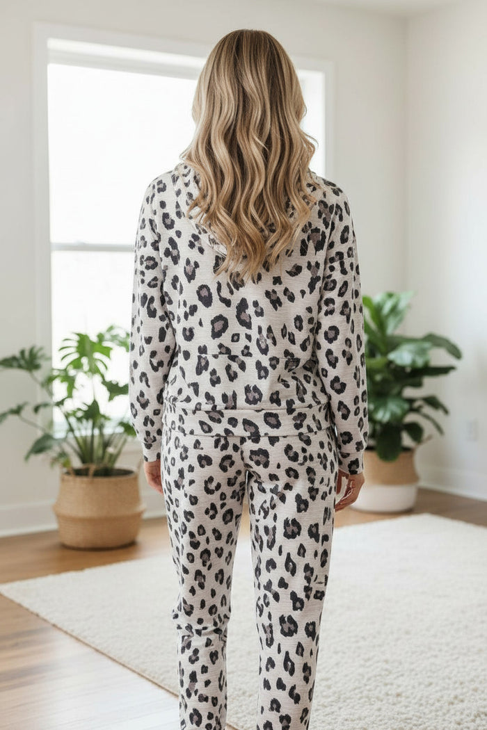 Ensemble de salon blanc avec sweat à capuche  à imprimé léopard
