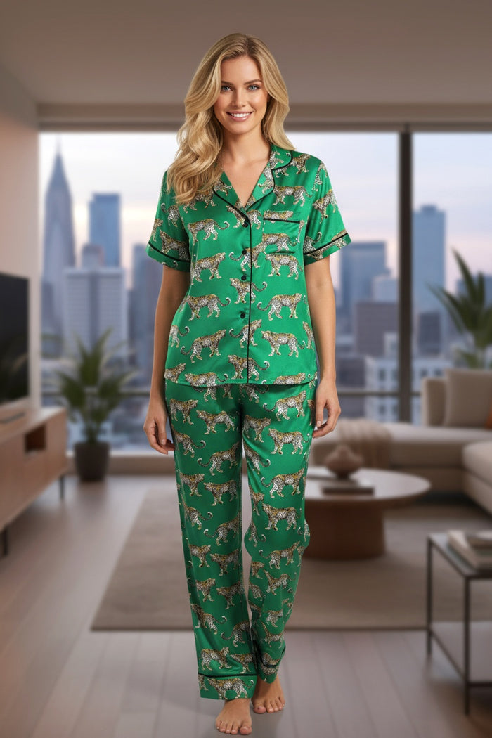 Ensemble pyjama vert chemise à manches courtes et pantalon à imprimé guépard