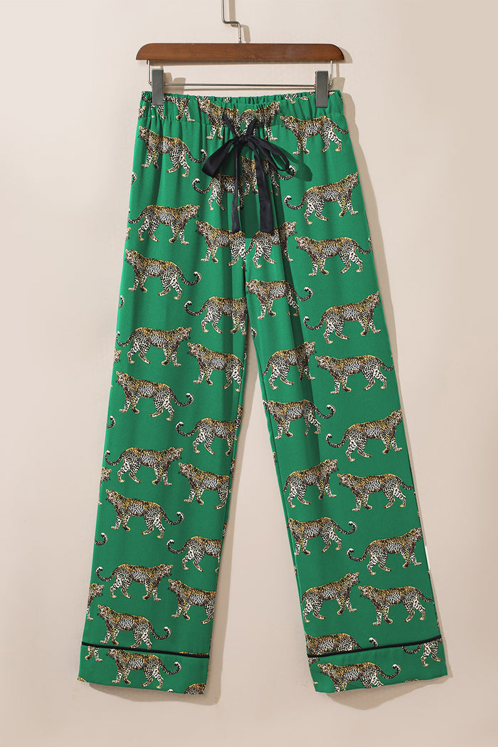 Ensemble pyjama vert chemise à manches courtes et pantalon à imprimé guépard-A WOMAN WE LOVE