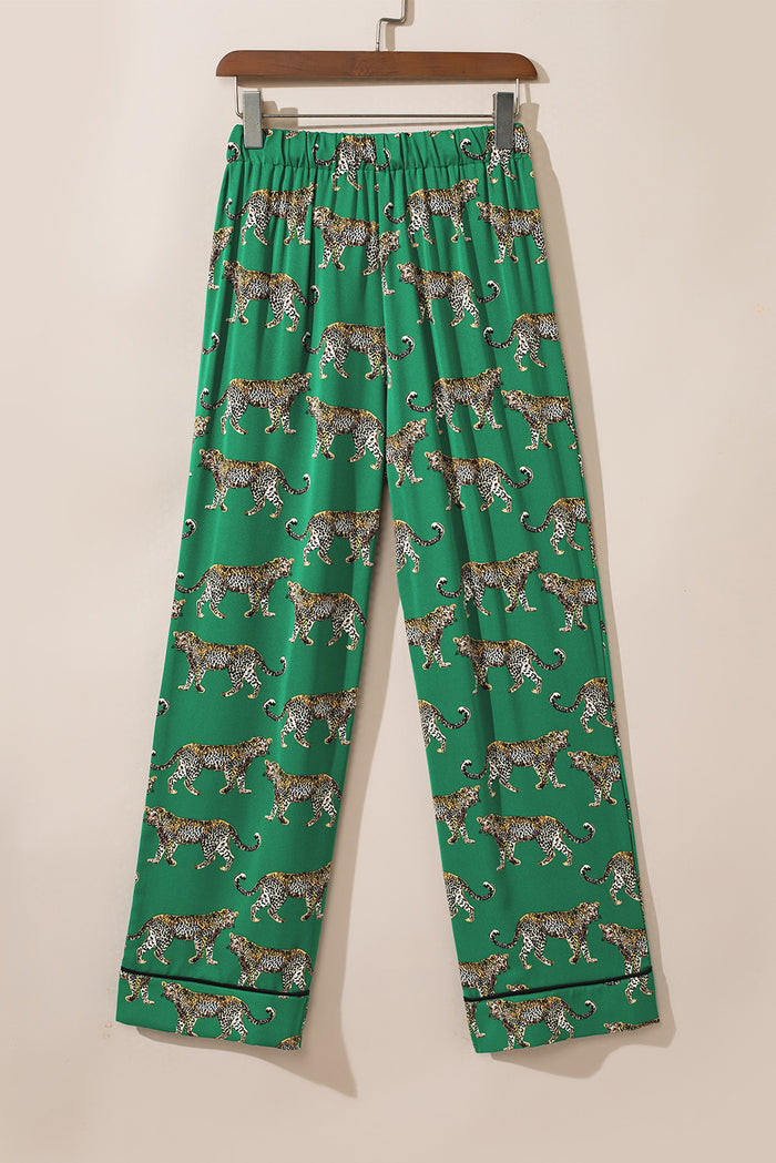 Ensemble pyjama vert chemise à manches courtes et pantalon à imprimé guépard-A WOMAN WE LOVE