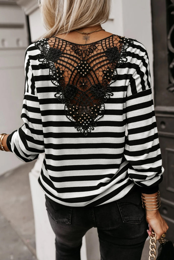 Haut à col en V et épaules boutonnées au dos ajouré au crochet à rayures noires