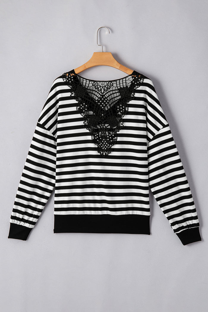 Haut à col en V et épaules boutonnées au dos ajouré au crochet à rayures noires