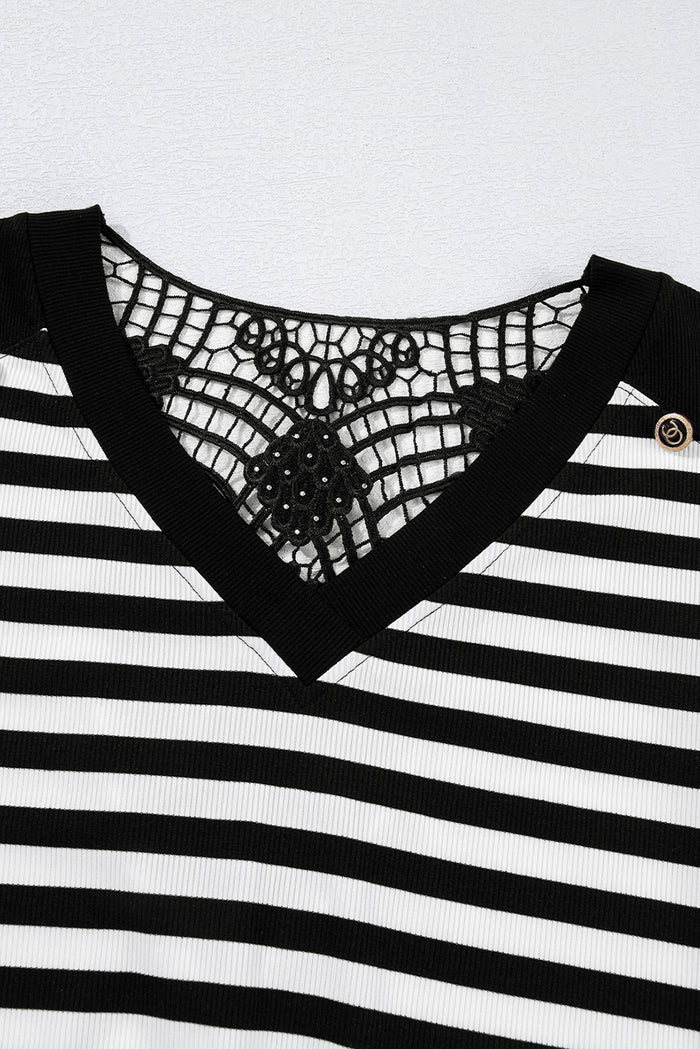 Haut à col en V et épaules boutonnées au dos ajouré au crochet à rayures noires
