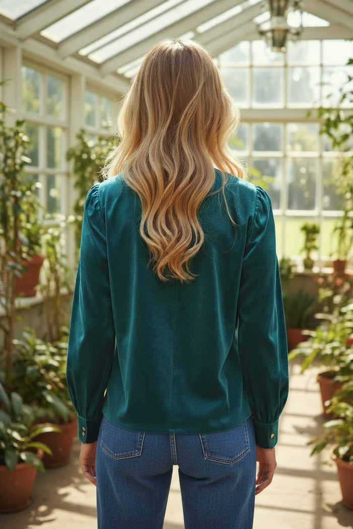 Haut vert en velours boutonné sur le devant *