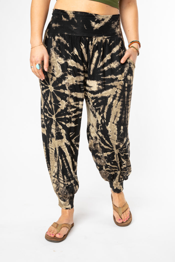Sophie is wearing size S/M tie dye harem pants in black and white