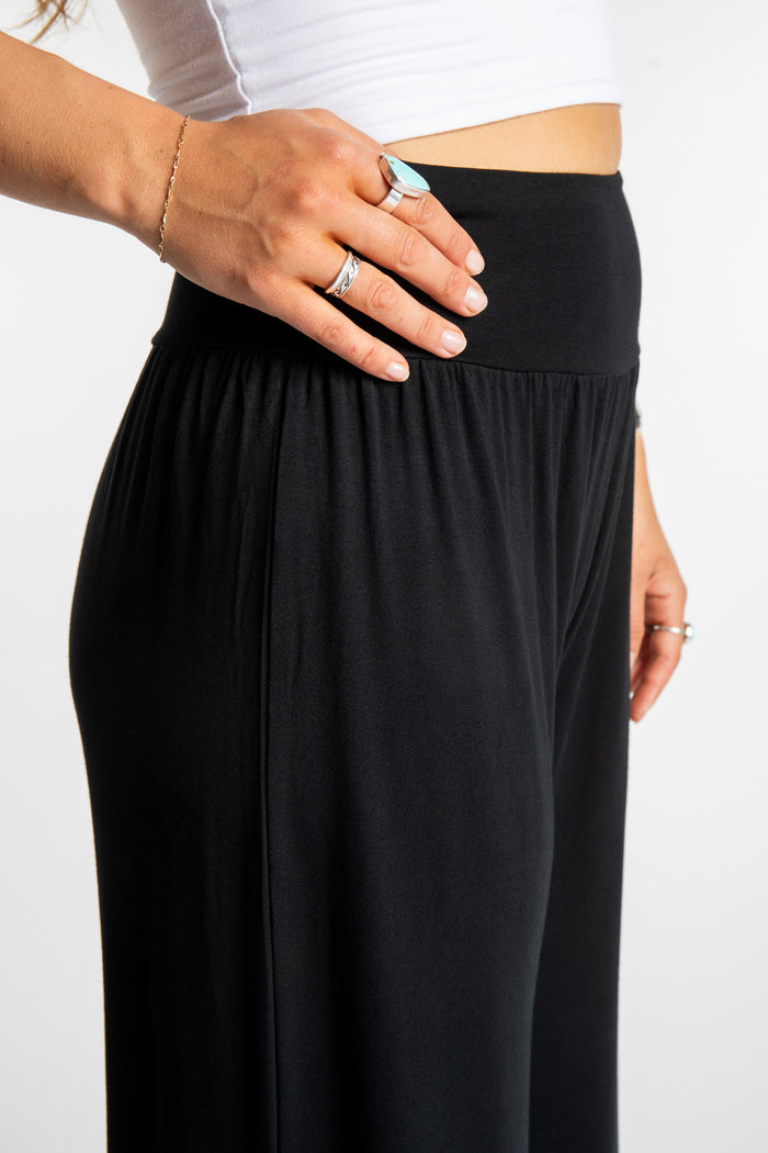 Sophie is wearing size S/M lounge pants in Black