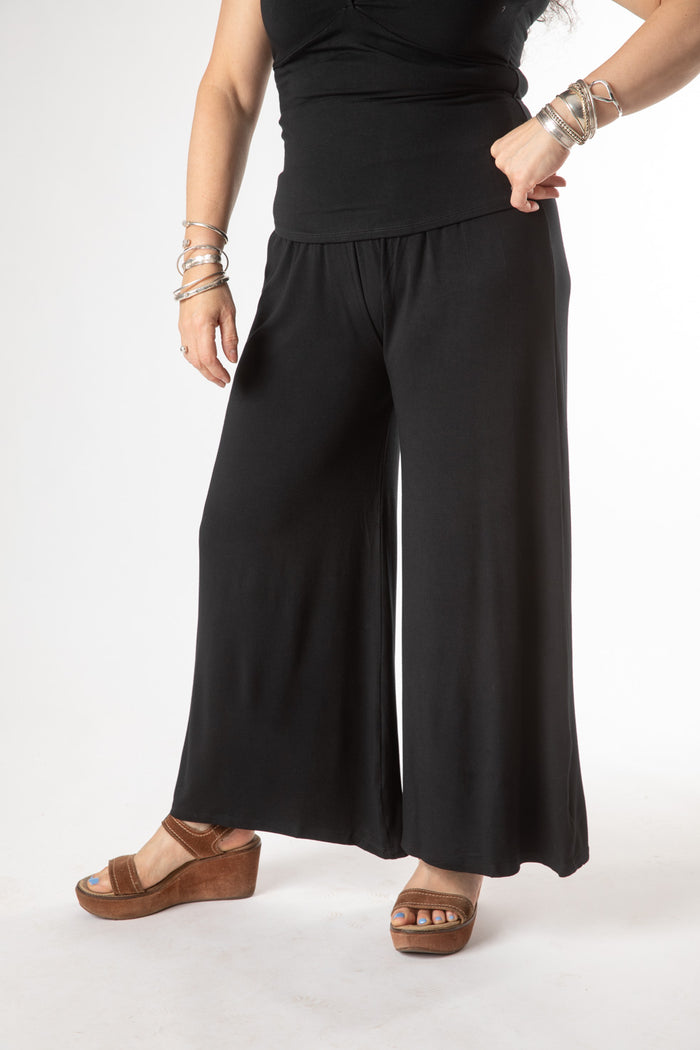 Susan is wearing size M/L lounge pants in Black