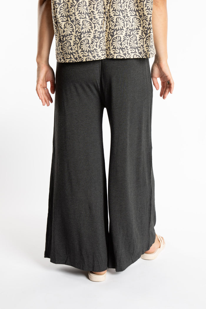 Sophie is wearing S/M Wide Leg Pants in Gray