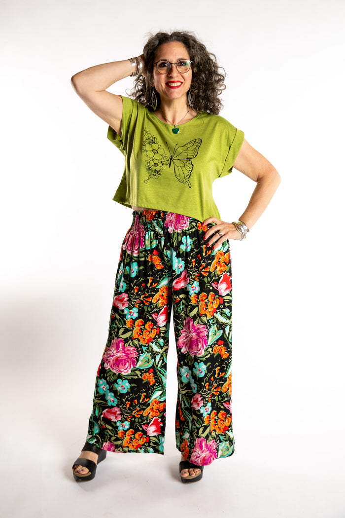 Susan is wearing the Kali Graphic Crop T in Clover in M/L
