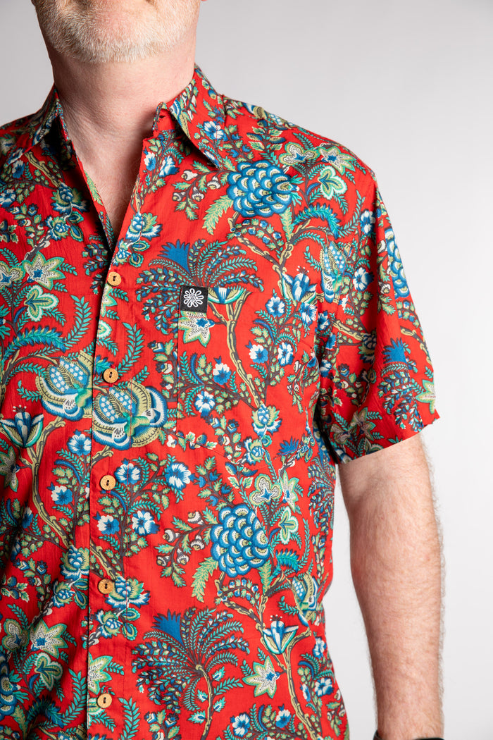 Chris, 5'7", wearing the LaLa Printed Cotton Button Up in red Crimson Garden, size M