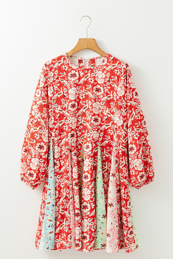 Mini-robe plissée à manches longues et patchwork floral *
