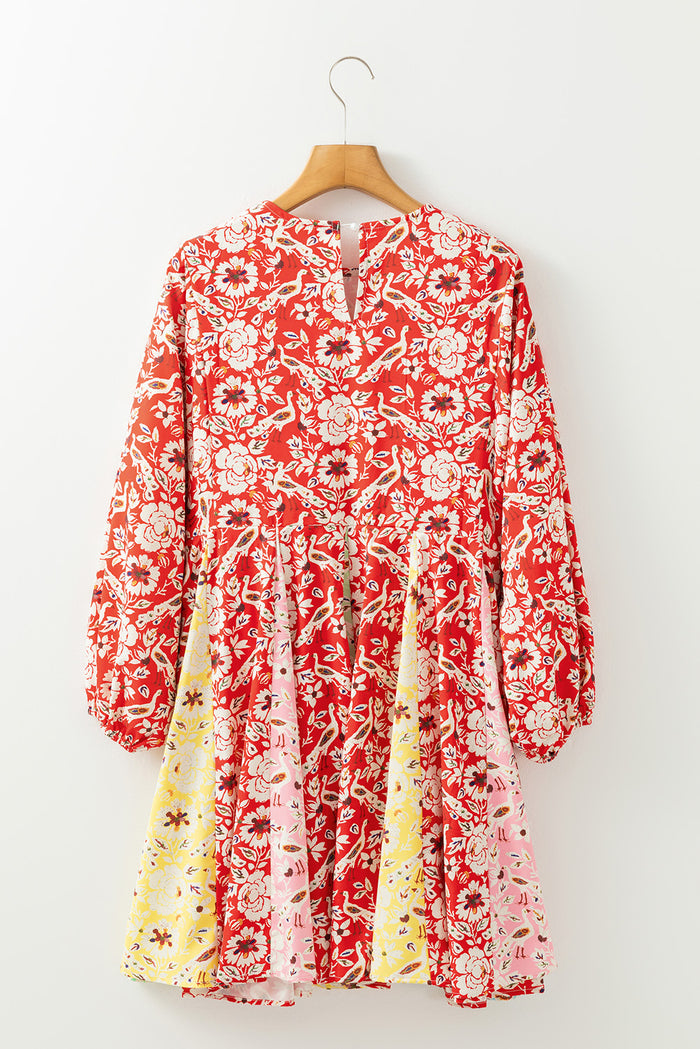 Mini-robe plissée à manches longues et patchwork floral *