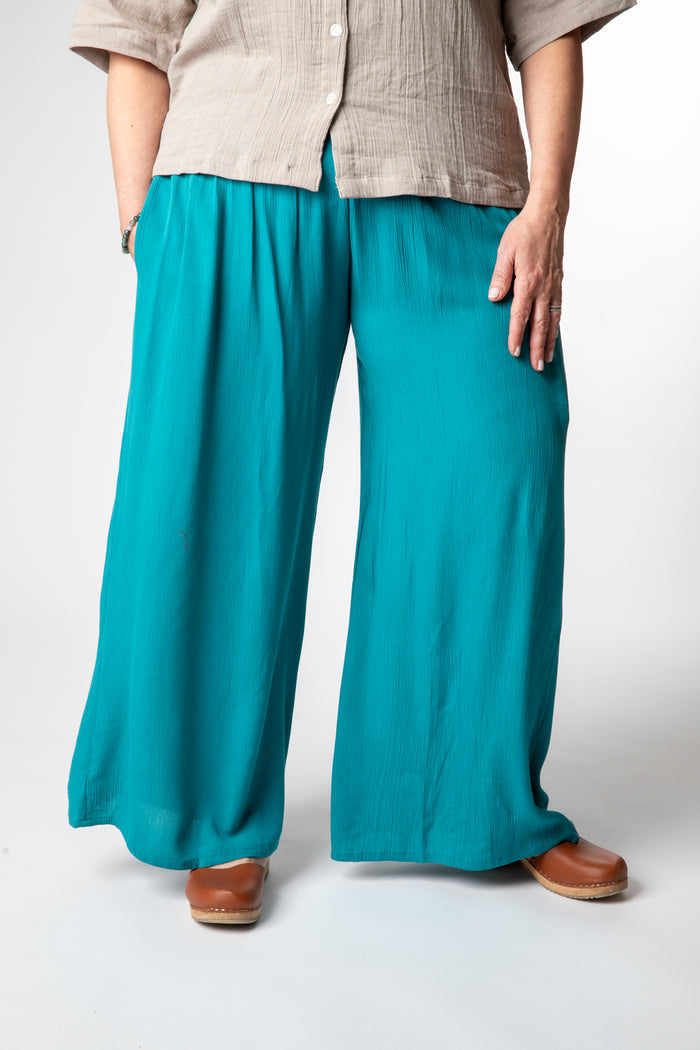 Betty is wearing size M/L wide leg pants in teal