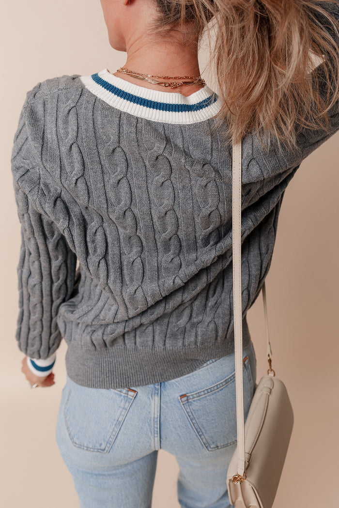 Pull à col en V en tricot torsadé à bord côtelé contrasté de couleur gris moyen