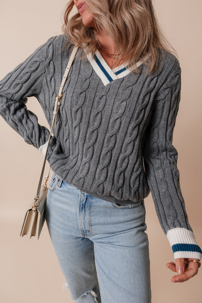 Pull à col en V en tricot torsadé à bord côtelé contrasté de couleur gris moyen