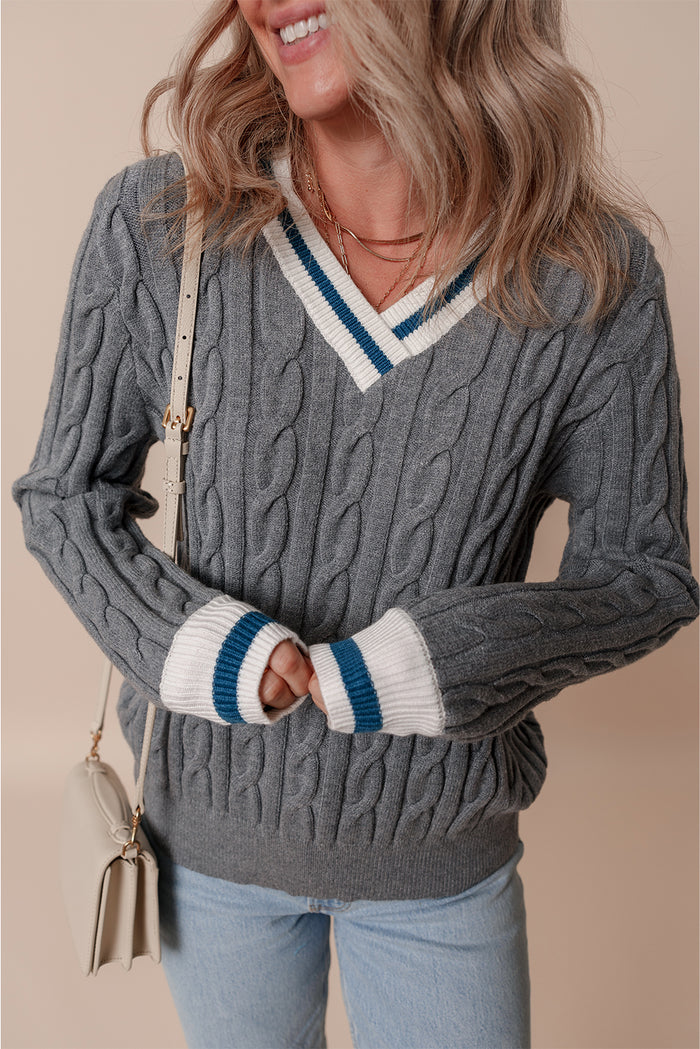 Pull à col en V en tricot torsadé à bord côtelé contrasté de couleur gris moyen