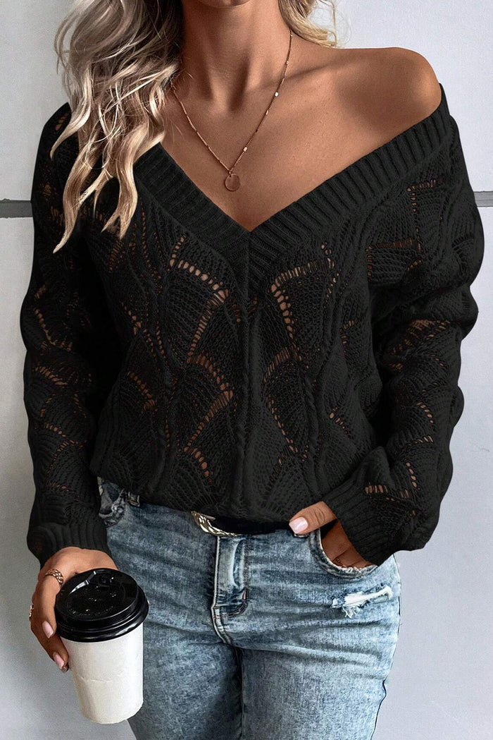 Pull noir en tricot ajouré à col en V *