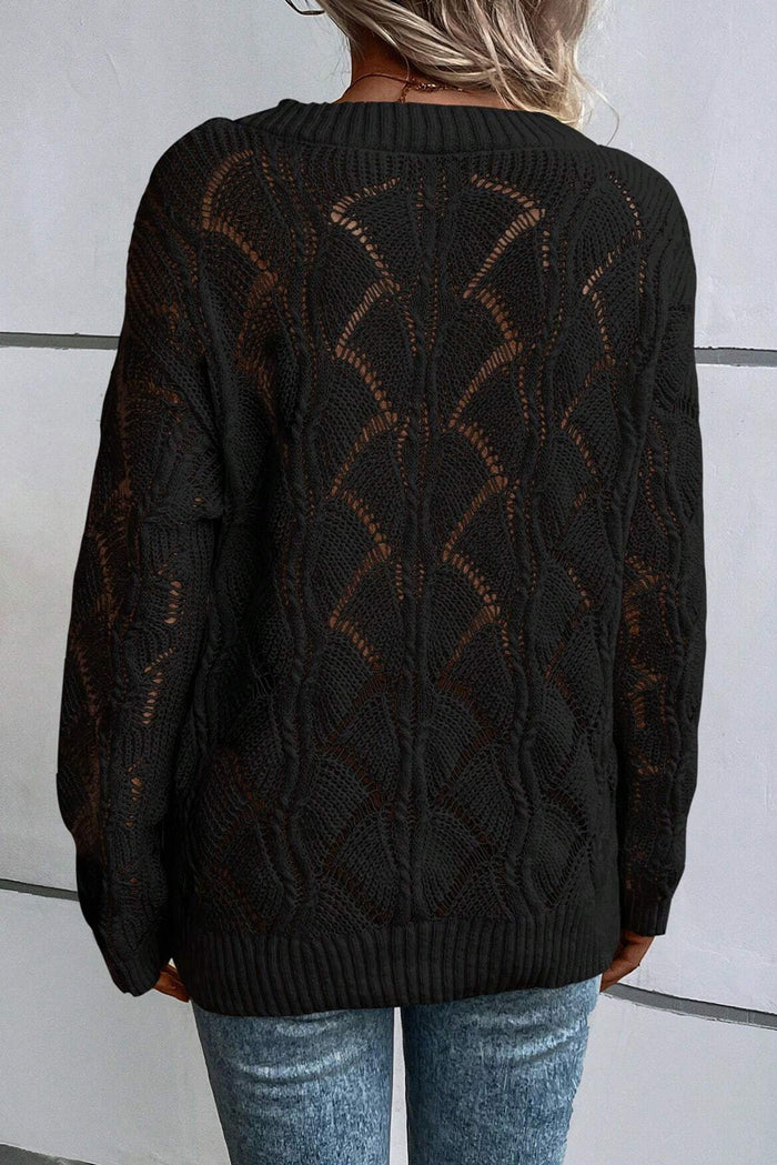 Pull noir en tricot ajouré à col en V *