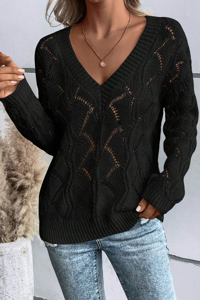 Pull noir en tricot ajouré à col en V *