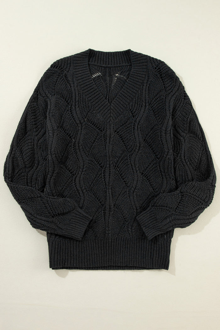 Pull noir en tricot ajouré à col en V *