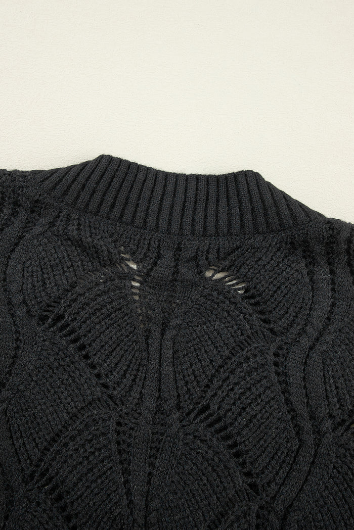 Pull noir en tricot ajouré à col en V *
