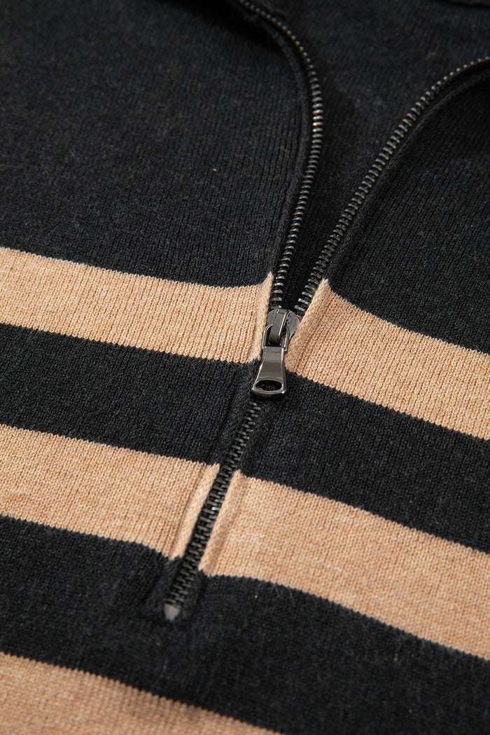Pull surdimensionné noir à rayures et col avec fermeture éclair sur un quart
