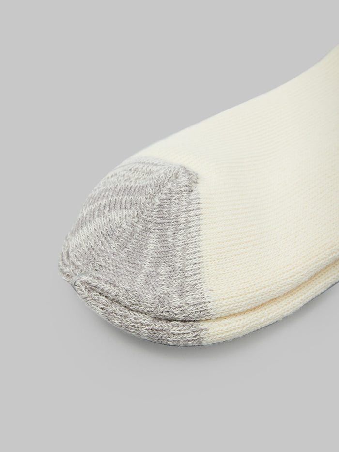 rototo coarse ribbed oldschool crew socks bordeaux yellow toe closeup