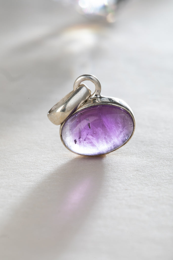 Simple Oval Cab Pendant in Amethyst