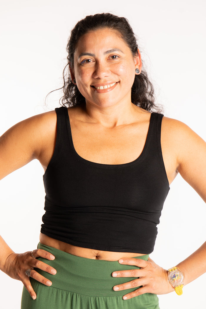 Teciane is wearing size M/L tank top in Black