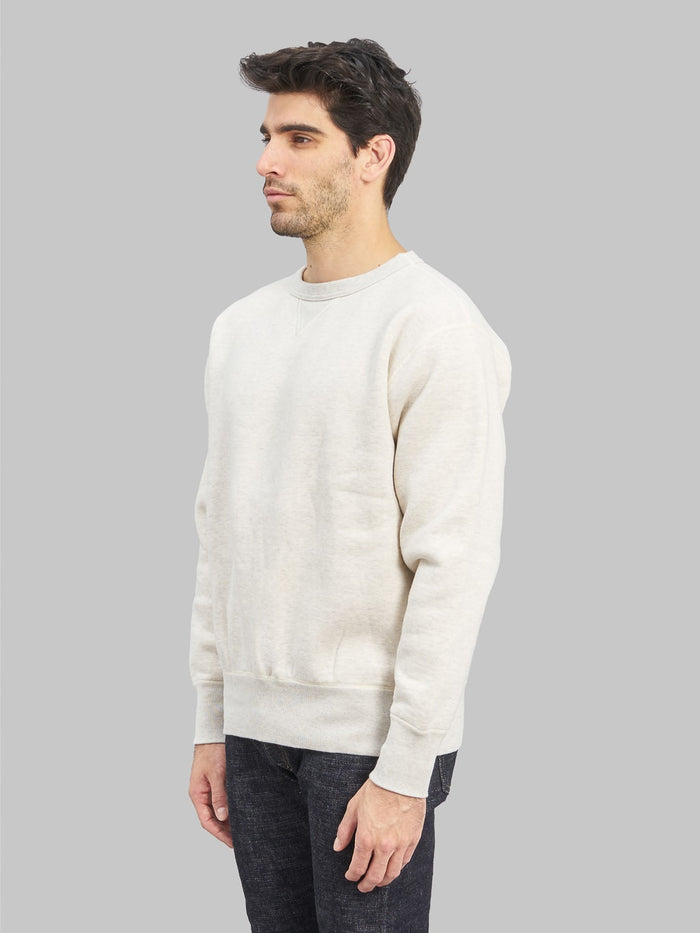 The Strike Gold Loopwheeled Sweatshirt oat model side fit