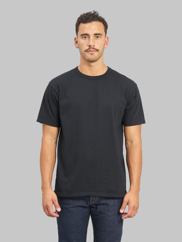 the strike gold loopwheel tshirt black model front fit