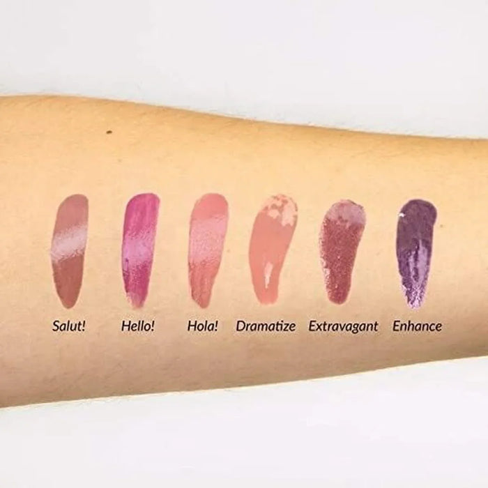 Swatches de six teintes de gloss à lèvres sur un avant-bras, avec noms : Salut!, Hello!, Hola!, Dramatize, Extravagant, Enhance.