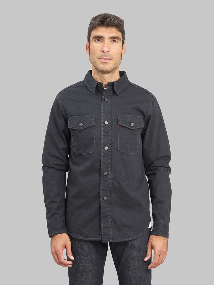 UES traveling shirt black model front fit